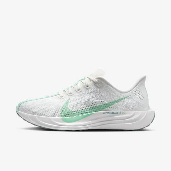 Nike インターナショナル ランニングシューズ ホワイト/レッド/グリーン NIKE公式】 ランニング シューズ ホワイト（白）【ナイキ公式通販】